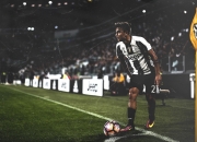 英雄联盟总决赛2025-虚拟荣耀之夜，当上海大鲨鱼在游戏世界封锁凯尔特人，马克西化身数据刺客