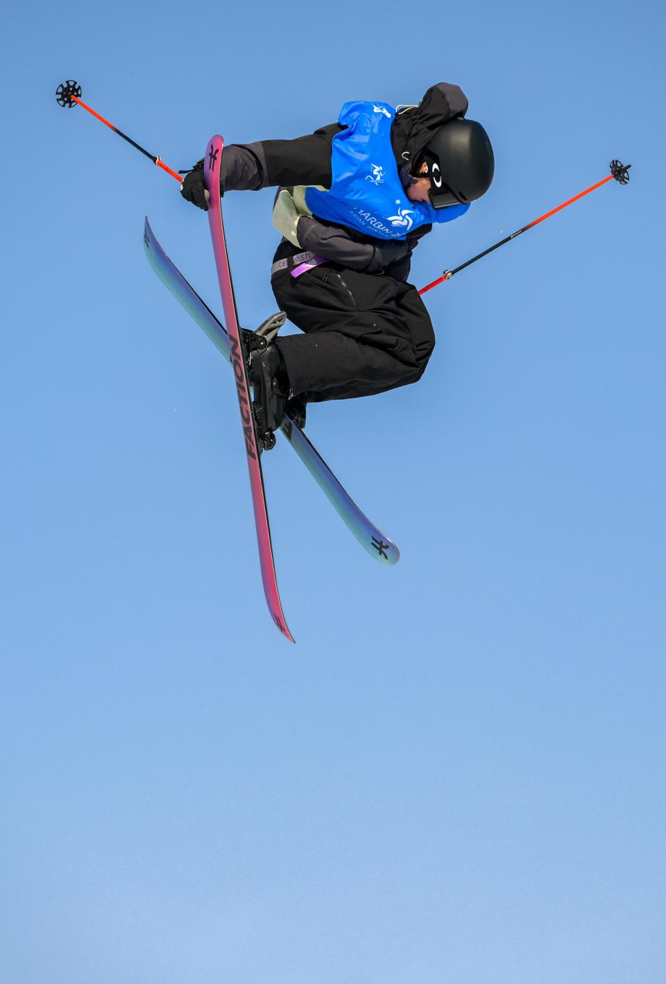 自由狂飙!卡塔尔滑雪选手享受速度带来的快感的简单介绍 自由狂飙!卡塔尔滑雪选手享受速度带来的快感的简单介绍