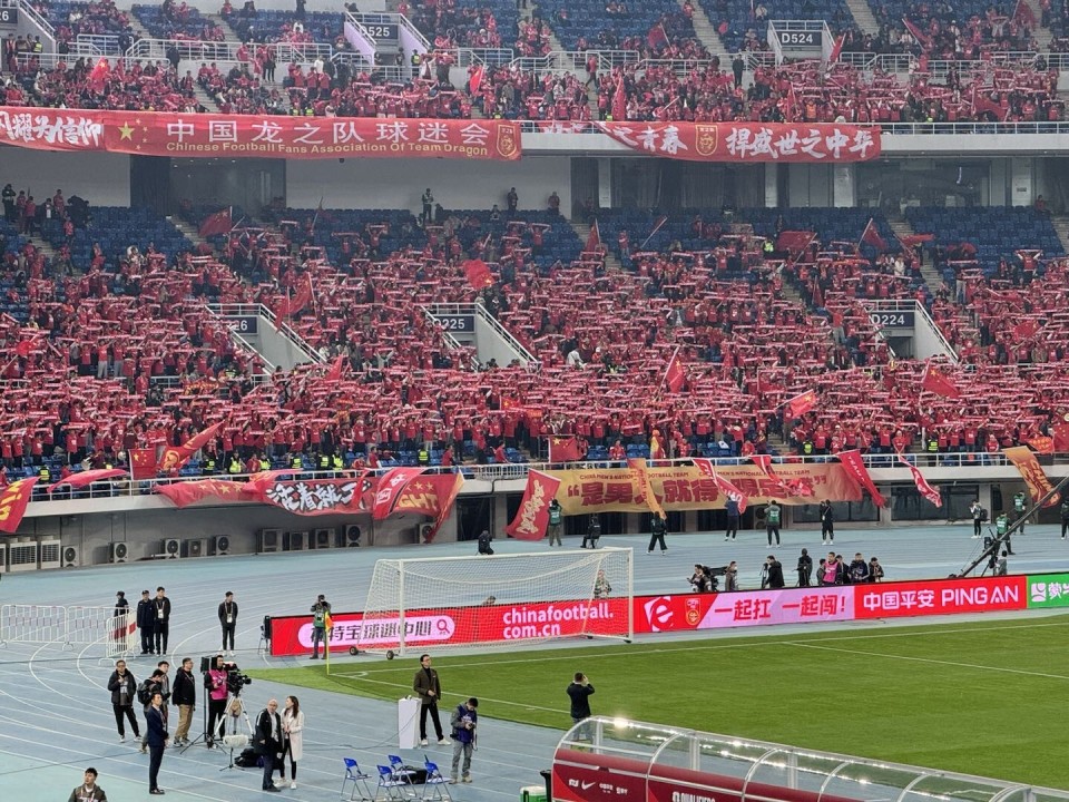 包含现场气氛火爆:球迷疯狂呐喊,球队士气高昂的词条 包含现场气氛火爆:球迷疯狂呐喊,球队士气高昂的词条