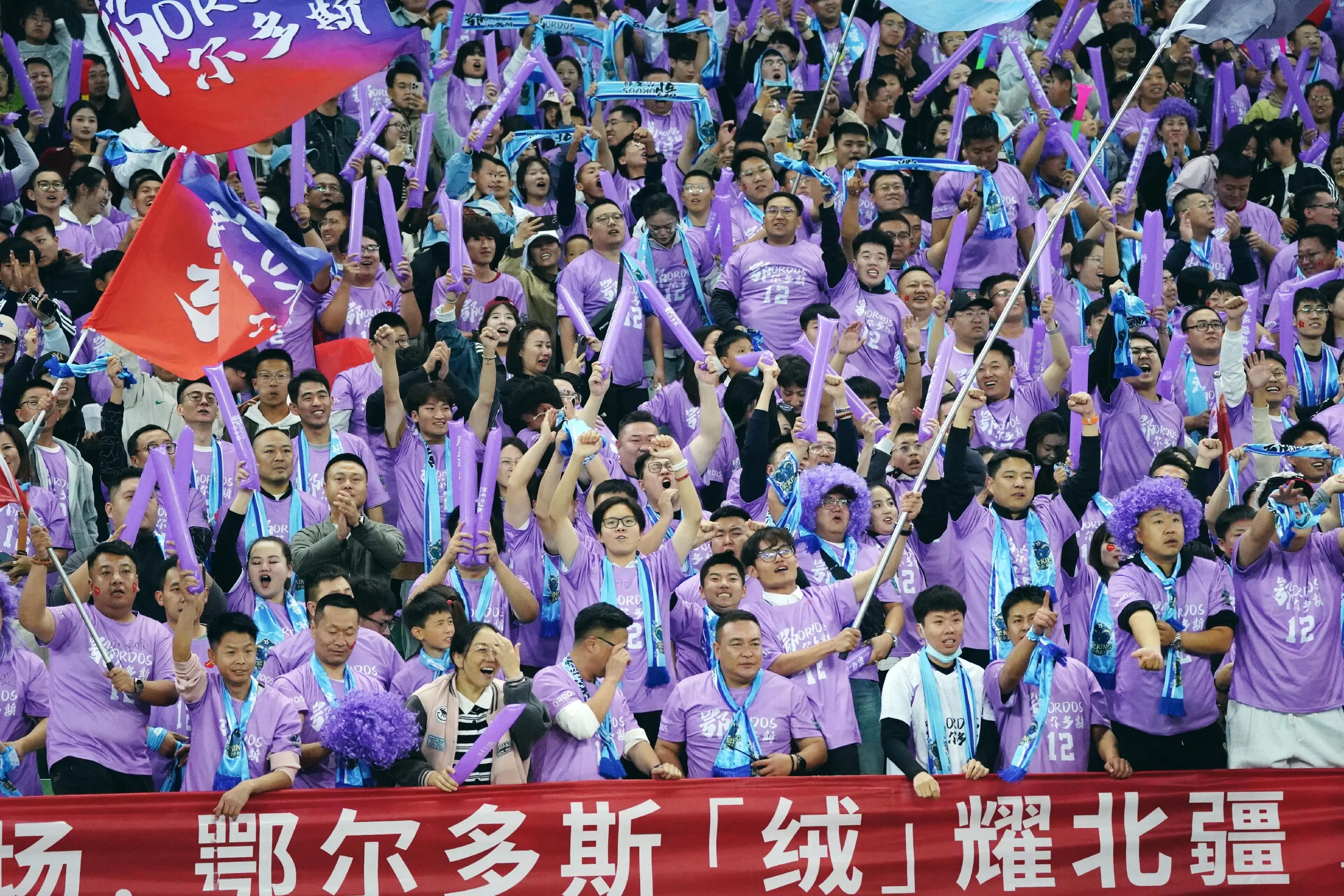 包含本土足球比赛吸引众多球迷关注的词条