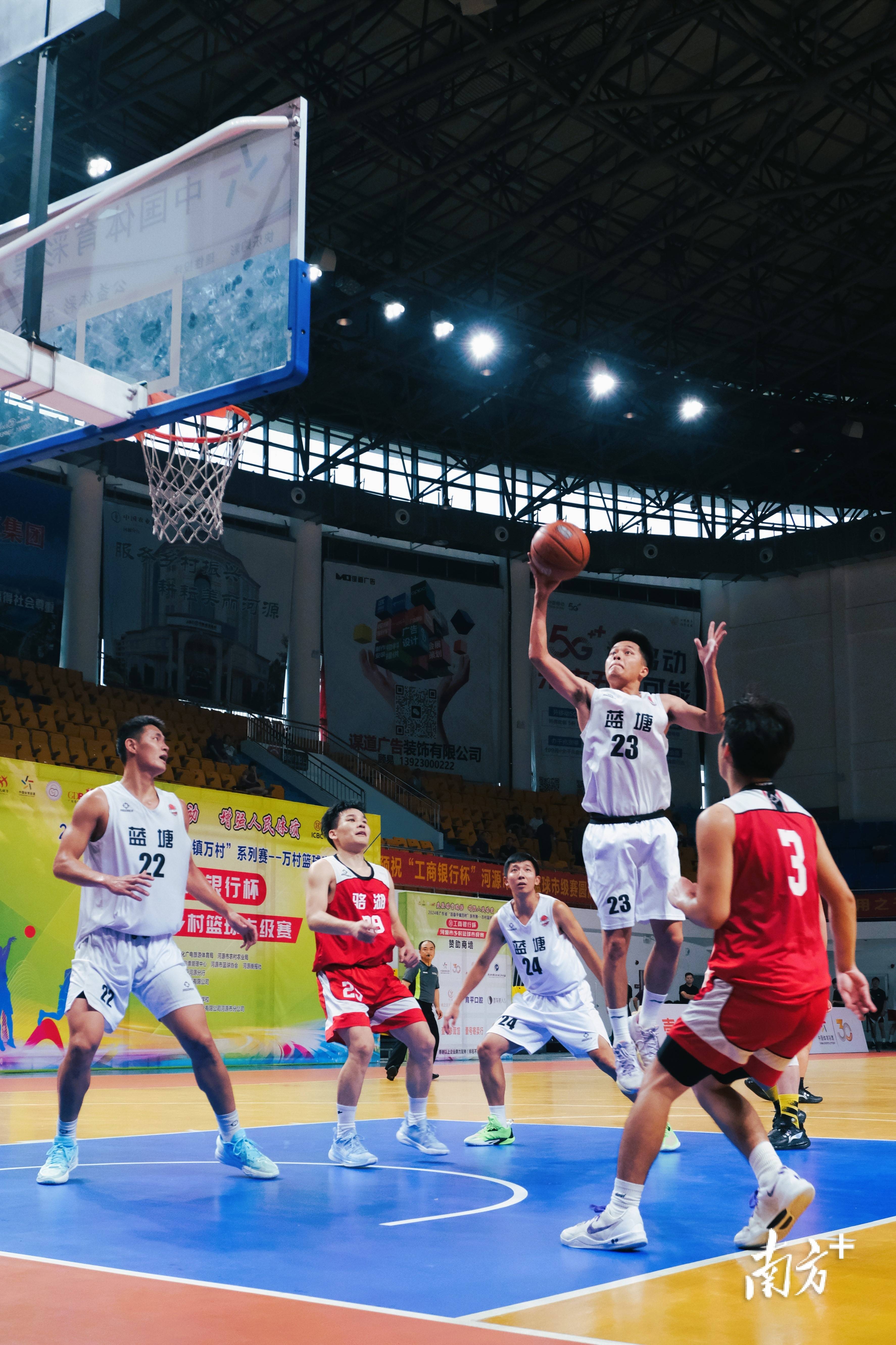 篮球比赛中的精彩瞬间吸引万千眼球 篮球比赛中的精彩瞬间吸引万千眼球