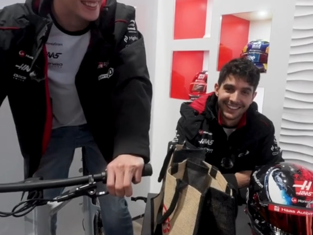 哈斯车队鏖战索伯车队,皮亚斯特里统治全场 哈斯车队鏖战索伯车队,皮亚斯特里统治全场